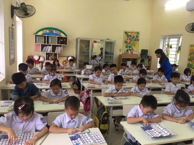 Học sinh lớp 1 Trường Tiểu học Ninh Thắng (Hoa Lư – Ninh Bình) thực hành trong giờ Tiếng Việt 1. Ảnh: NTCC