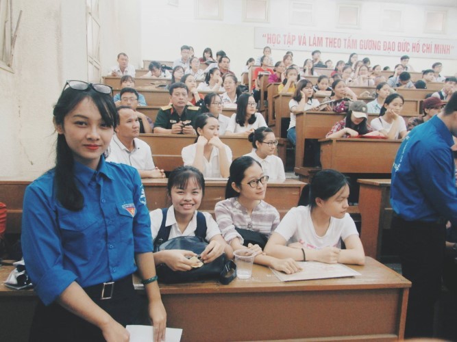 Nguyễn Thị Quỳnh Nga trên giảng đường Đại học Sư phạm Hà Nội.