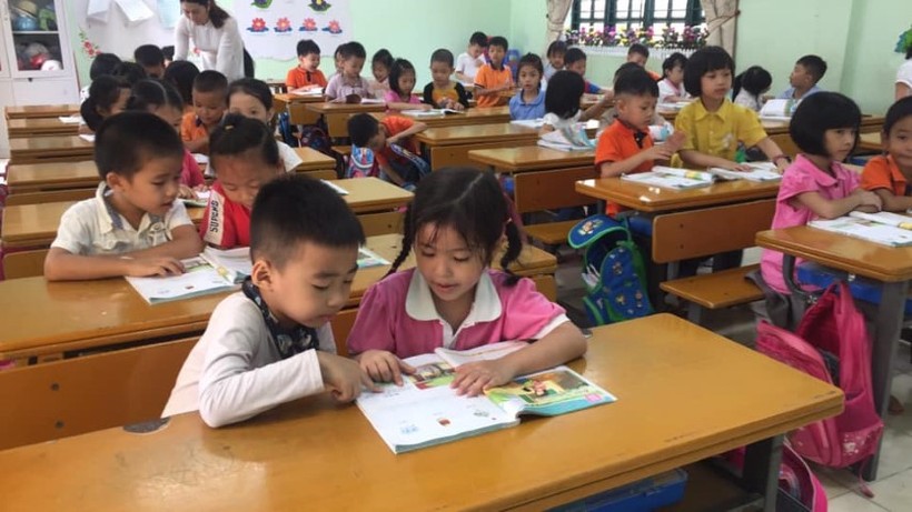 HS lớp 1B Trường Tiểu học Pom Hán (thành phố Lào Cai – Lào Cai) trong tiết Tiếng Việt. Ảnh: NTCC 