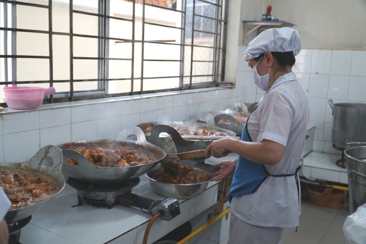 Nhân viên chuẩn bị bữa ăn trưa cho HS Trường TH Võ Trường Toản, quận Ninh Kiều (TP Cần Thơ). Ảnh: Nguyễn Quốc