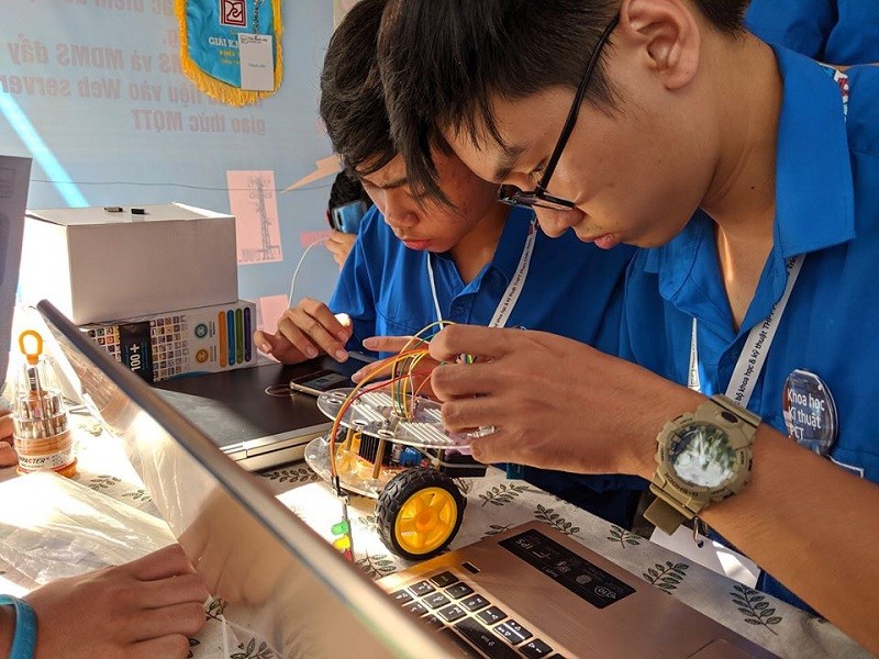 HS Trường THPT Phan Châu Trinh làm mô hình tham dự sự kiện Ngày hội Khoa học - Sáng tạo và Khởi nghiệp năm học 2019 – 2020. 
