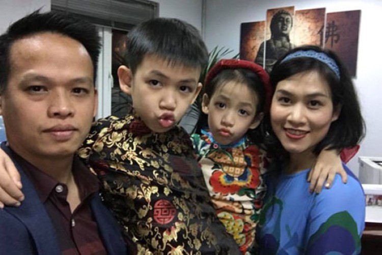 Nữ diễn viên Hà Hương hạnh phúc bên gia đình nhỏ của mình. Ảnh: IT