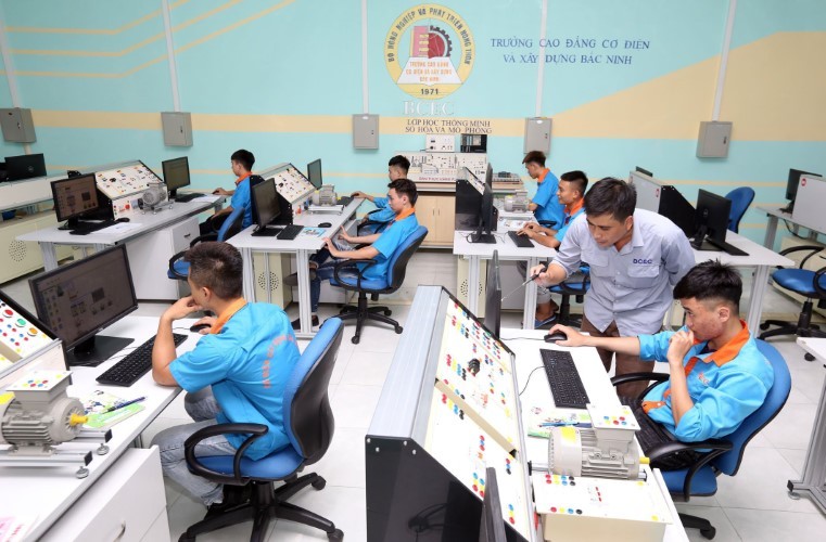 Sinh viên Trường Cao đẳng Cơ điện và Xây dựng Bắc Ninh trong các tiết học kỹ thuật. Ảnh: NVCC