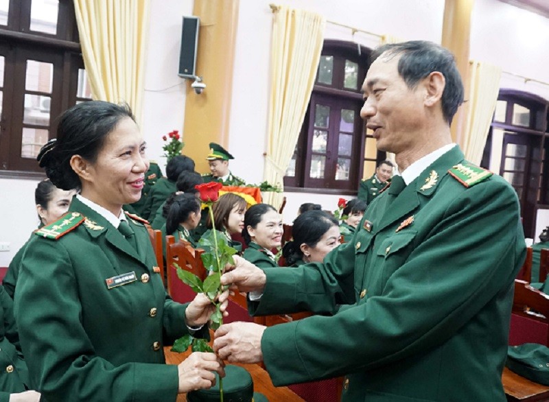 Trung tá Nguyễn Thị Trần Thanh được Bộ đội Biên phòng tỉnh Nghệ An biểu dương.