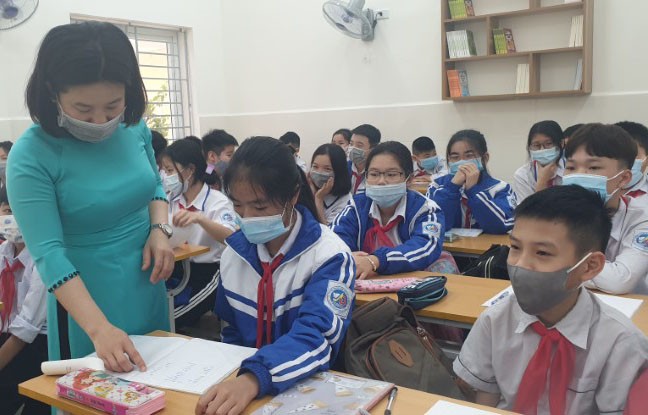 GV chủ nhiệm lớp 6A Trường THCS An Đồng kiểm tra bài cho HS.