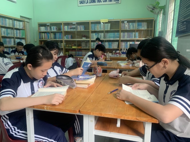 Học sinh lớp 6/6 Trường THCS Minh Đức (Quận 1) trong tiết đọc sách. Ảnh: Phan Nga