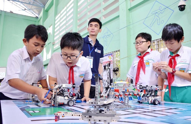 Học sinh hào hứng với không gian thực hành STEM tại ĐH Bách khoa Đà Nẵng.