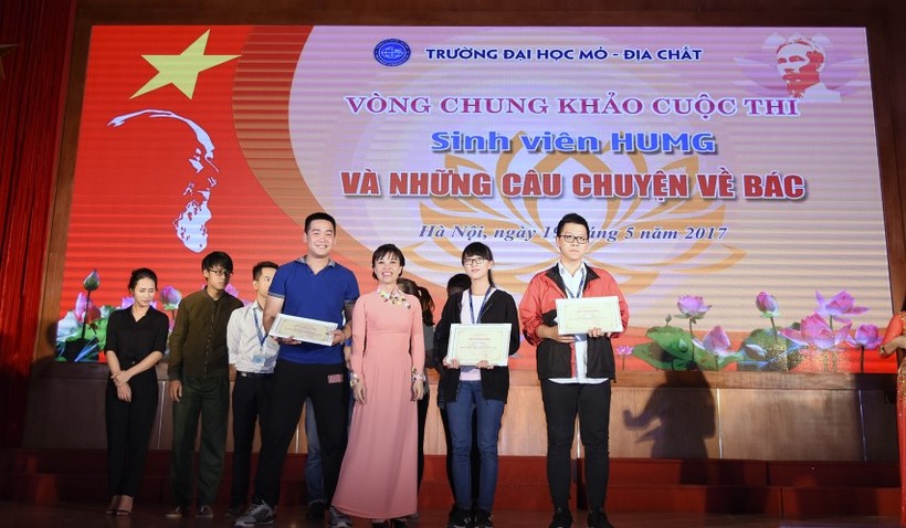 TS Trần Thị Phúc An (áo dài) trao giải thưởng cho các thí sinh xuất sắc khi kể chuyện về Bác Hồ năm 2017. Ảnh: NVCC