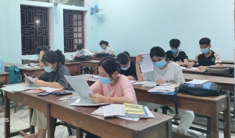 Trường THPT Quế Phong đón học sinh đến học bài vào buổi tối.