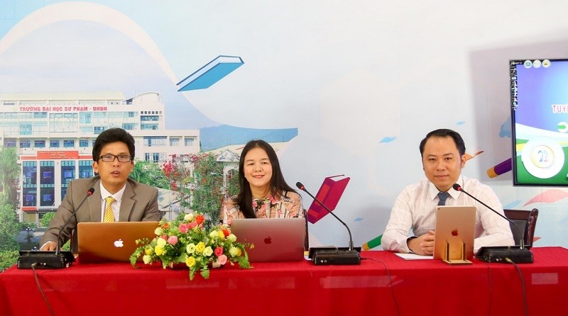 Ông Nguyễn Vinh San (ngoài cùng bên phải) trong livestream cung cấp thông tin tuyển sinh cho thí sinh. Ảnh: TG