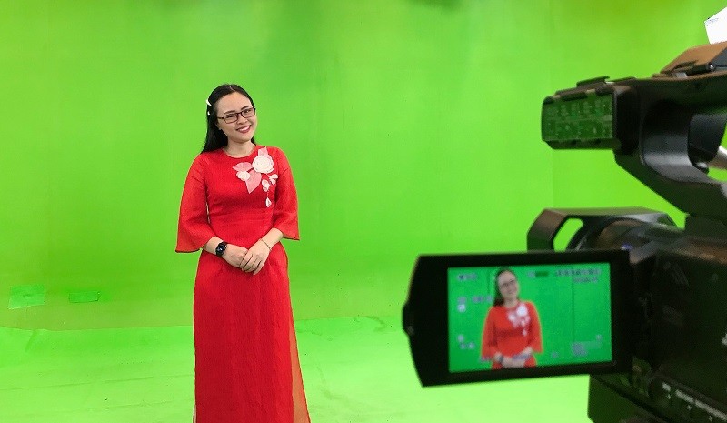 ThS Nguyễn Thị Bích Ngọc (IU) ghi hình trong buổi dạy online.