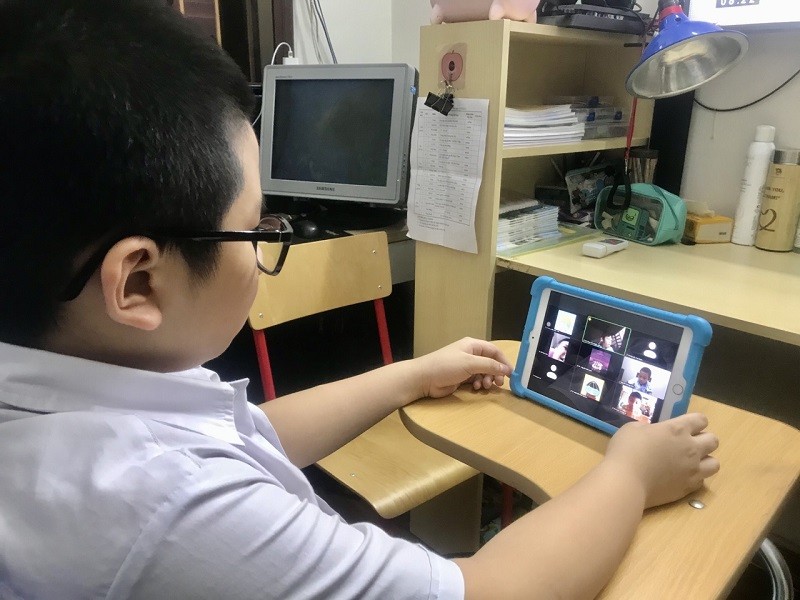 Học trực tuyến, tất cả đều bình đẳng với những khuôn mặt trong sáng trên màn hình máy tính. Ảnh: Ngọc Trang.