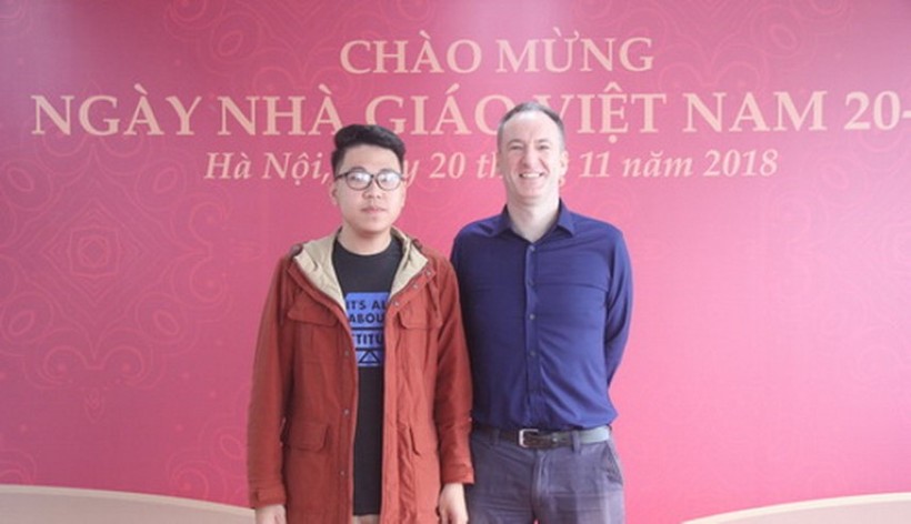 Thầy Gerard Irvine và học trò của mình trong ngày Nhà giáo Việt Nam năm 2018.