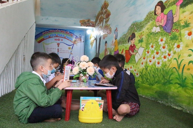 Trường Tiểu học số 2 thị trấn Plei Kần tổ chức nhiều góc thư viện xanh.