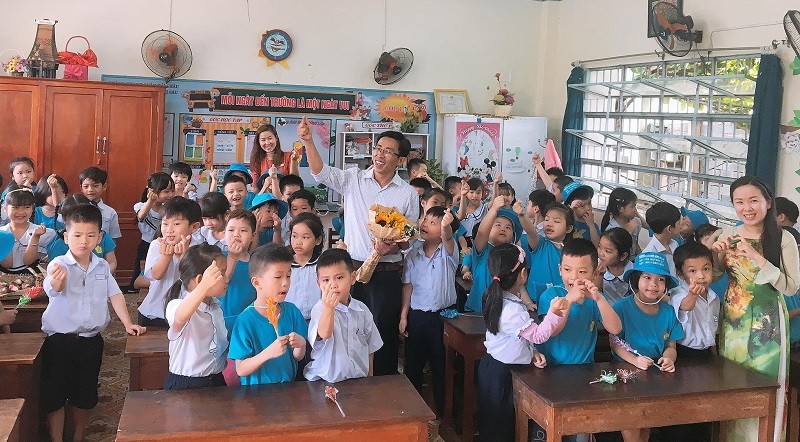 Thầy Nguyễn Thái Phong - Hiệu trưởng Trường Tiểu học Võ Thị Sáu luôn thu xếp thời gian tham gia các hoạt động ngoài giờ với học sinh.