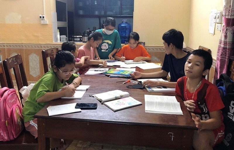 Một buổi dạy phụ đạo môn Toán cho các em Làng trẻ SOS năm học 2020 – 2021 của CLB.