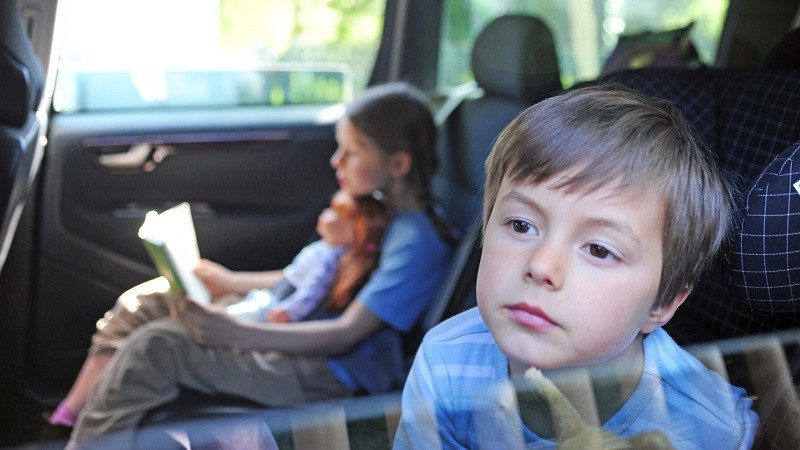 Phụ huynh không nên để trẻ tự ý mở cửa sổ ô tô.