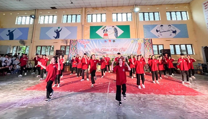 Trường Phổ thông DTNT THPT tỉnh Nghệ An giữ học sinh ở lại trường tổ chức Tết Dương lịch 
để duy trì nền nếp học tập, sinh hoạt.