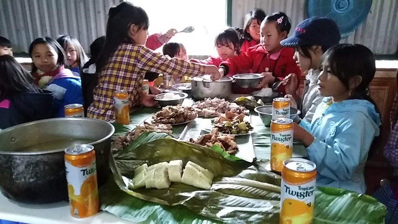 Bữa liên hoan của học sinh Trường PTDTBT Tiểu học Hoàng Thu Phố (Bắc Hà - Lào Cai) trước khi nghỉ Tết. Ảnh: NTCC