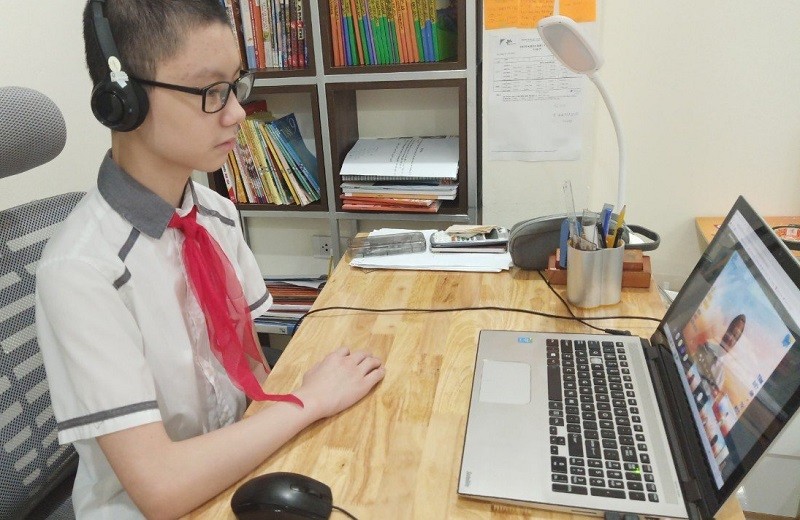Học sinh Hà Nội trong giờ học trực tuyến.