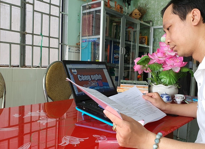 Thầy Trang Minh Thiên, giáo viên Trường THPT Nguyễn Việt Dũng, TP Cần Thơ nghiên cứu bản mẫu SGK Công nghệ 10.