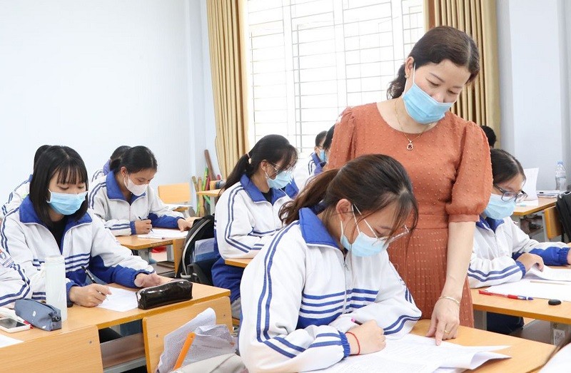 Giáo viên Trường THPT chuyên Lê Quý Đôn, thành phố Lai Châu ôn tập thi tốt nghiệp cho học sinh năm 2021. Ảnh minh họa