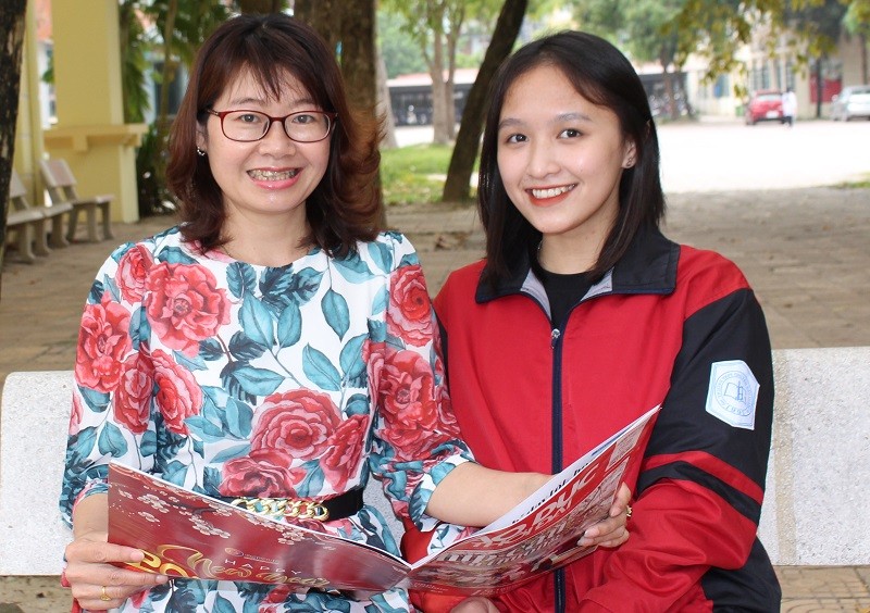Hoàng Thanh Huyền (bìa phải) và cô giáo Nguyễn Thị Hiên - phụ trách đội tuyển tiếng Trung.