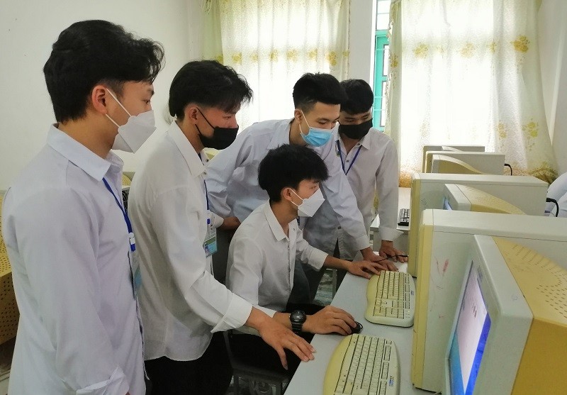 Tại Trường THPT Mường Nhà (Điện Biên), việc đăng ký trực tuyến sẽ được triển khai ngay tại đơn vị dưới sự hỗ trợ của giáo viên.