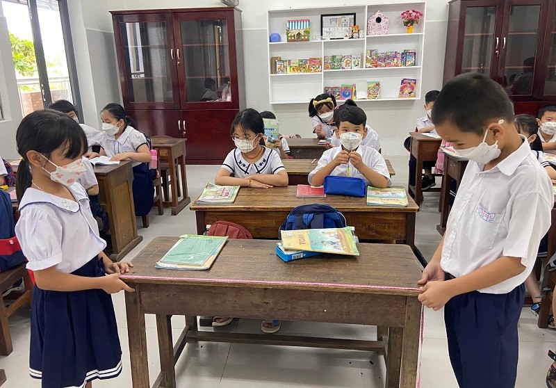 Học sinh lớp 2 Trường Tiểu học Võ Thị Sáu (quận Hải Châu) thực hành bài đo độ dài. 