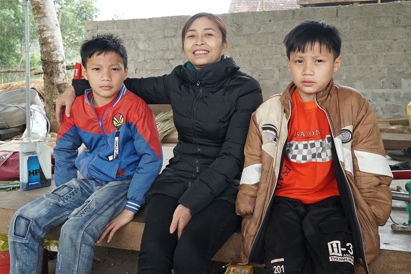 Cô Chương Thị Hồng Nguyệt nhận nuôi 2 anh em Lô Văn Thành – Lô Văn Đạt từ khi mới vào lớp 1 đến nay.