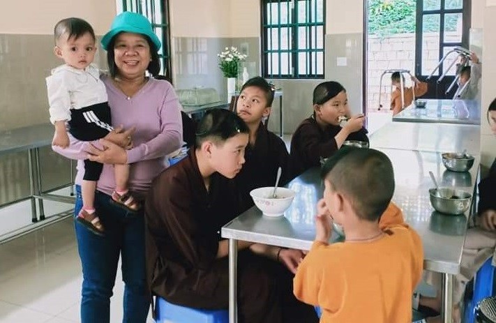 Cô Ước trong một lần thăm và tặng quà cho các em nhỏ mồ côi tại tỉnh Lâm Đồng.