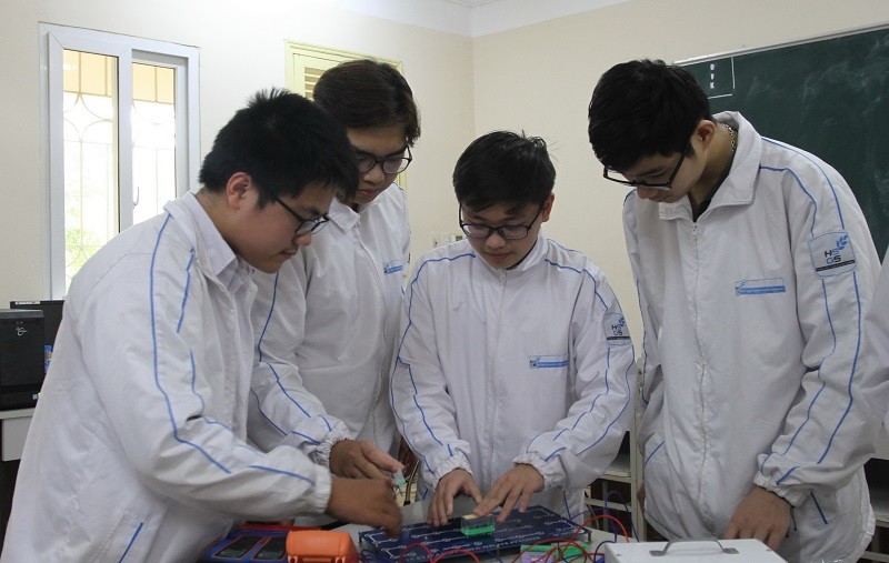 Lê Minh Hoàng (thứ 3 từ trái sang) cùng các bạn học sinh Trường THPT chuyên Khoa học Tự nhiên.