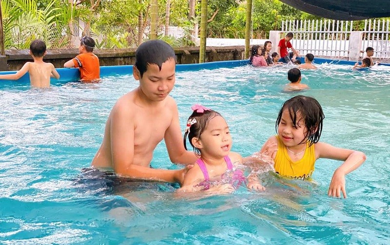 Lớp học bơi ở nhà cô Hoàn trở thành sân chơi mới cho trẻ trong ngày hè. Ảnh: TG