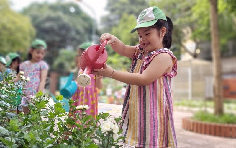 Học sinh Trường Mầm non Mai Dịch tham gia hoạt động chăm sóc cây.