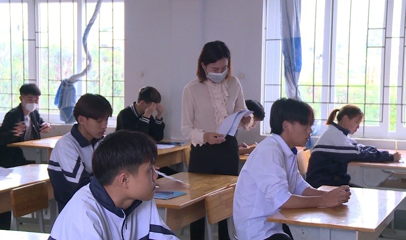 Học sinh Trường THPT Quyết Thắng tham gia thi thử.