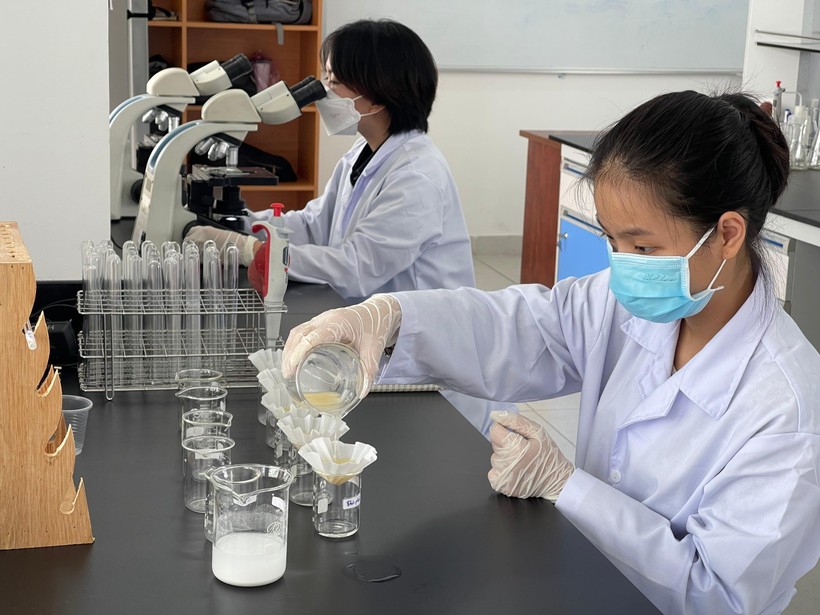 Sinh viên Trường ĐH Công nghệ Thực phẩm TP Hồ Chí Minh trong giờ thực hành. Ảnh: NTCC