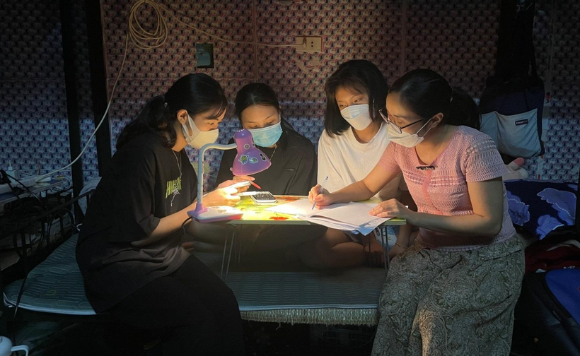 Giáo viên Trường PTDTNT tỉnh Điện Biên hỗ trợ học sinh ôn luyện buổi tối tại ký túc.