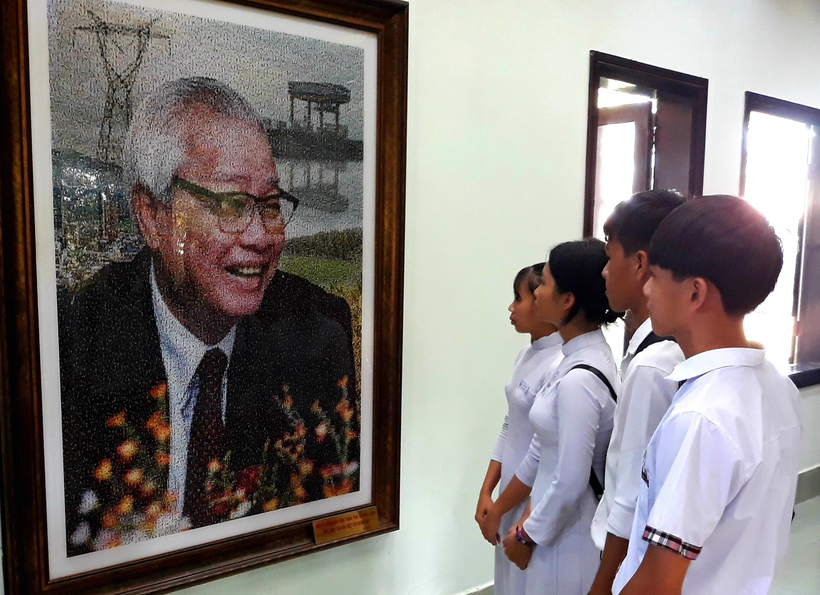 Học sinh tham quan Khu tưởng niệm cố Thủ tướng Võ Văn Kiệt tại huyện Vũng Liêm (Vĩnh Long).