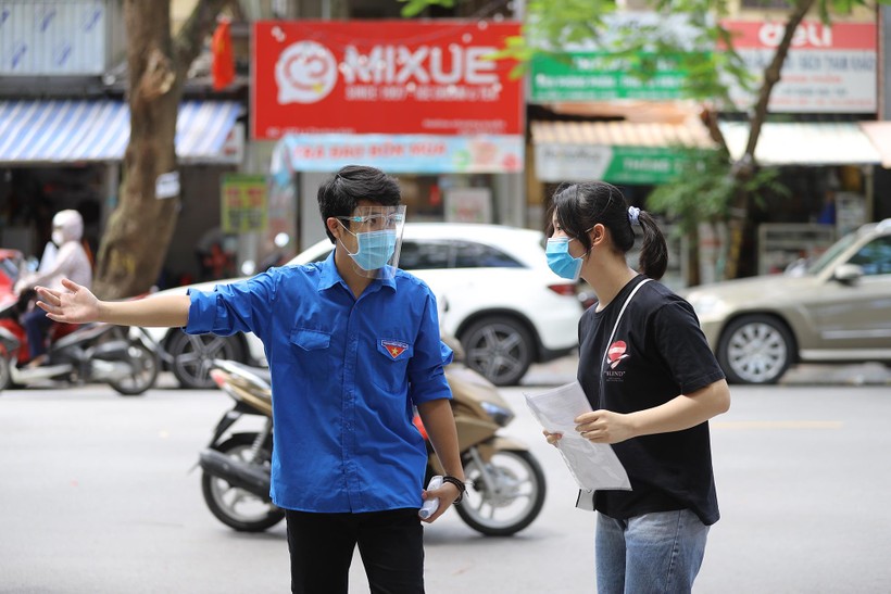 Tình nguyện viên hỗ trợ thí sinh trong Kỳ thi tốt nghiệp THPT 2021 tại Hà Nội. Ảnh: Thế Đại