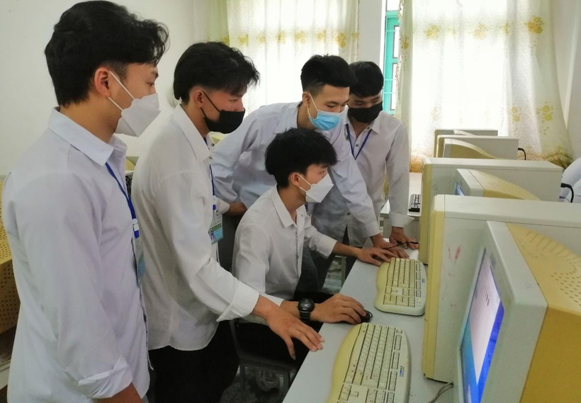 Tại các trường học, nhiều học sinh phải sử dụng chung 1 bộ máy tính. 