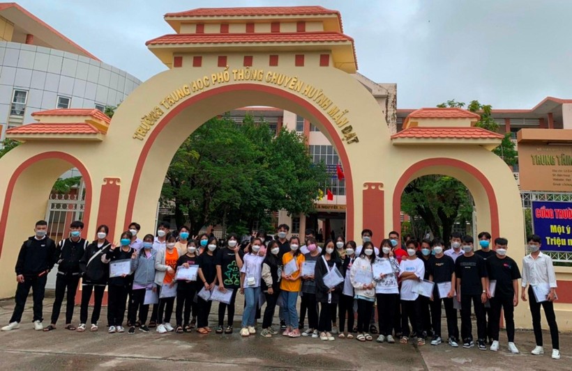 35 học sinh Trường THCS - THPT Kiên Hải dự thi tại điểm thi Trường THPT chuyên Huỳnh Mẫn Đạt, TP Rạch Giá.