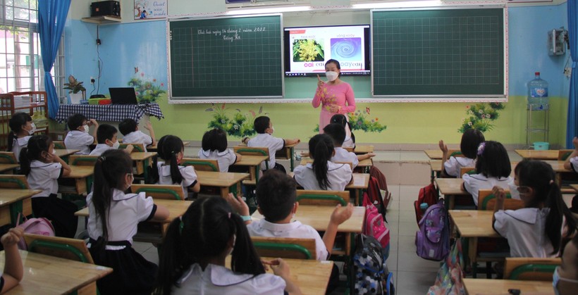 Học sinh lớp 1, Trường Tiểu học Lê Văn Việt (TP Thủ Đức) đến trường.