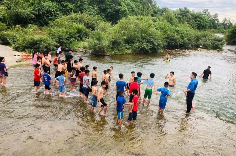 Lớp dạy bơi giữa núi rừng Thanh Thủy ảnh 2