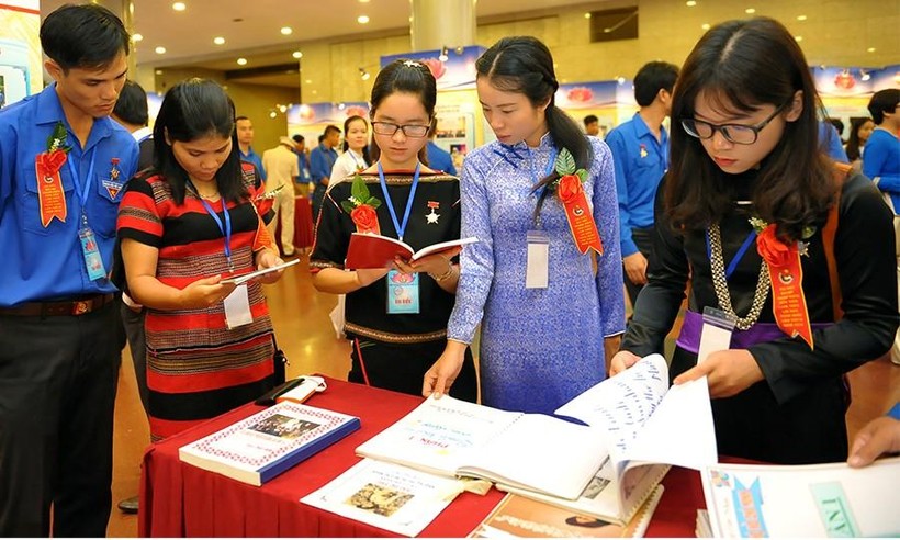 Thủy Tiên (bên phải) tham dự Đại hội Thanh niên tiên tiến làm theo lời Bác lần thứ IV năm 2016 . Ảnh: NVCC