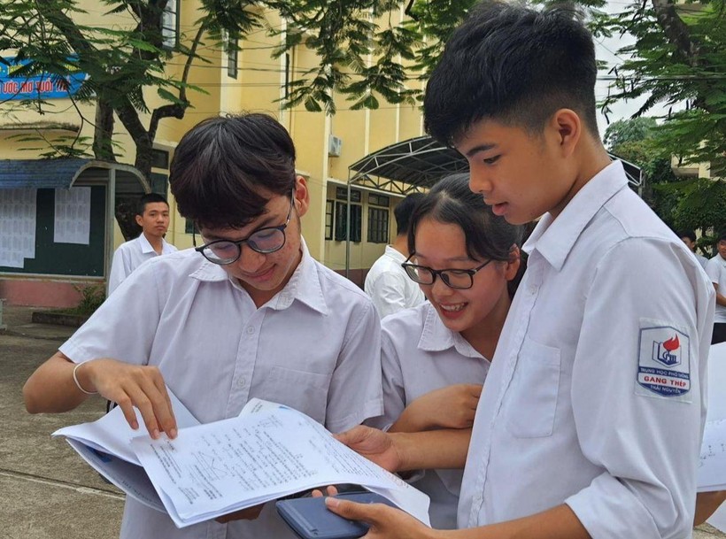 Thí sinh tham dự Kỳ thi tốt nghiệp THPT 2022 tại điểm thi Trường THPT Gang Thép (Thái Nguyên). Ảnh: TG