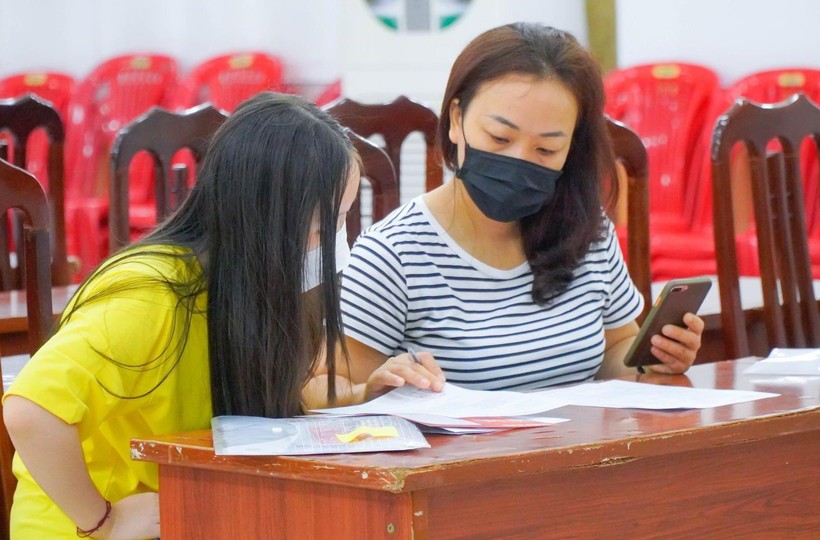 Học sinh được giáo viên tư vấn, hướng dẫn lựa chọn môn học tại Trường THPT Việt Đức.