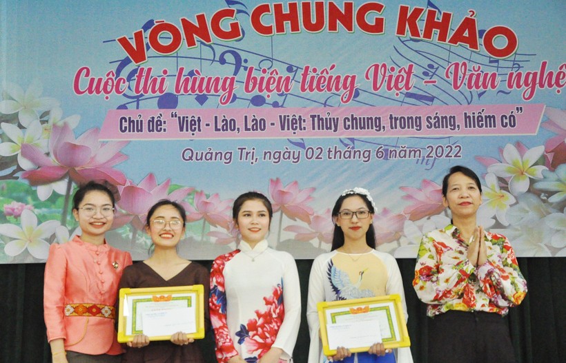 Bà Nguyễn Triều Thương - Giám đốc Sở Ngoại vụ tỉnh Quảng Trị trao giải Nhất cho đội thi đến từ lớp Dược sĩ K6A gồm 3 nữ sinh đứng ở phía tay trái.