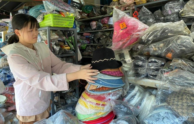 Nguyễn Quỳnh Giang phụ mẹ soạn giày, dép ra bán.