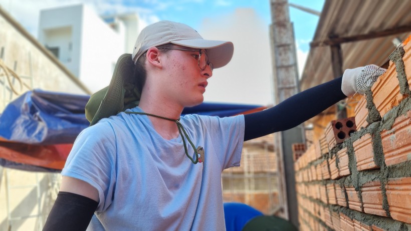 Học sinh Mỹ đến Việt Nam xây nhà nhân ái ảnh 2