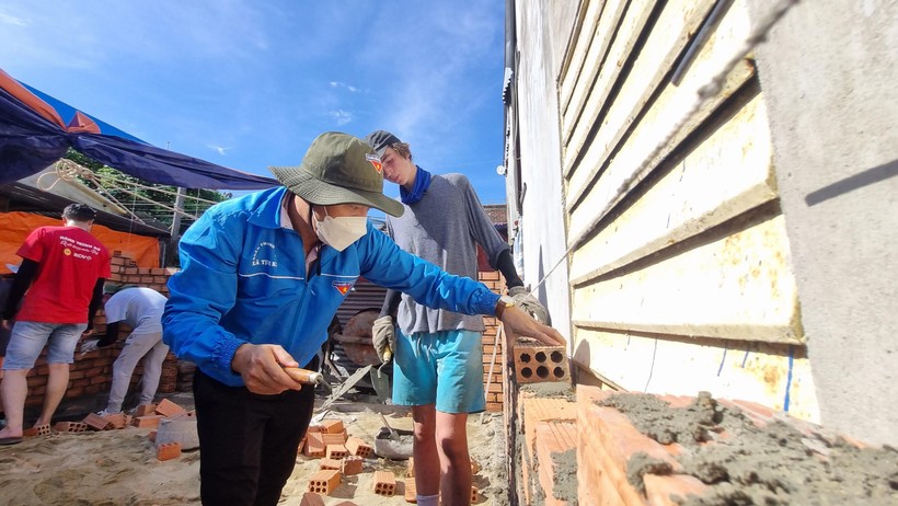 Học sinh Mỹ đến Việt Nam xây nhà nhân ái ảnh 1